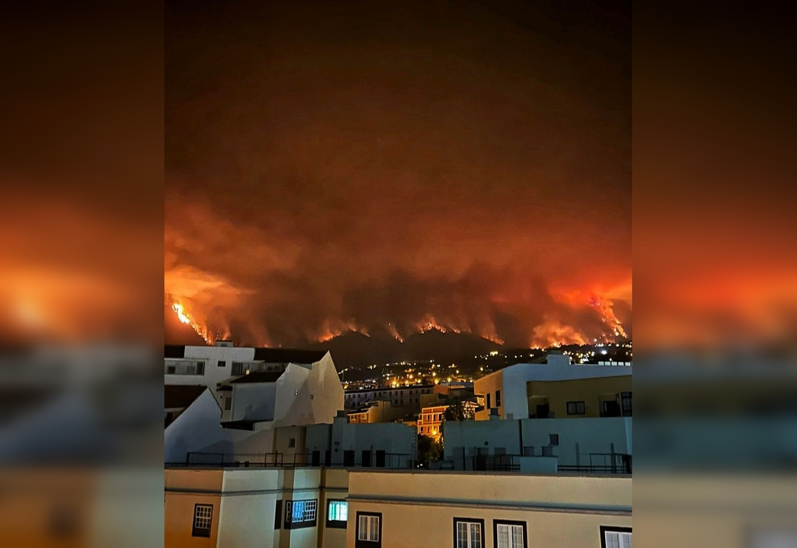 Десятки тысяч человек эвакуировали с испанского острова из-за чудовищных пожаров