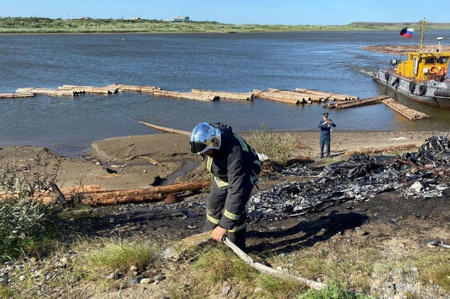 Пожарные на месте крушения гидросамолёта в районе Дудинки Красноярского края. Обложка Telegram / ГУ МЧС по Красноярскому краю