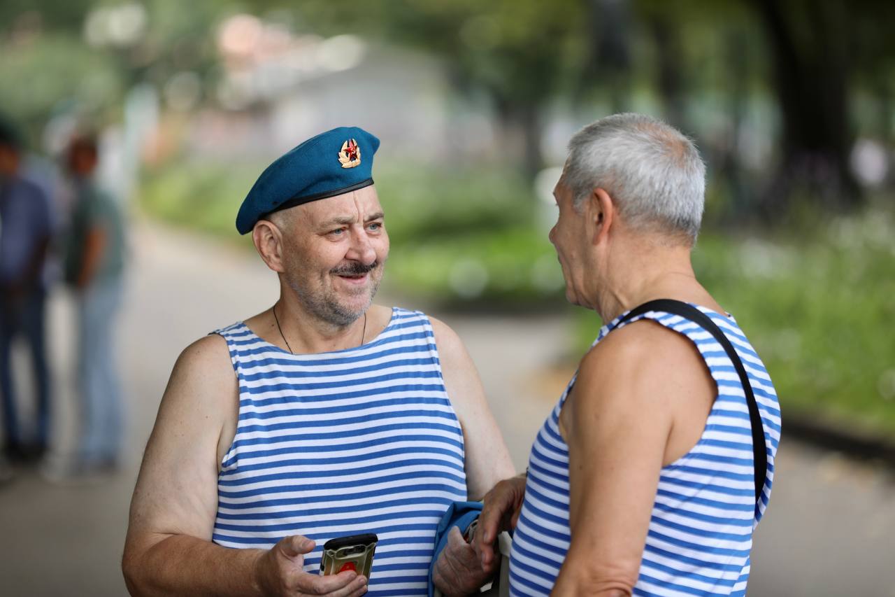 Некоторые благодаря празднику могут встретиться с товарищами, которых не видели долгие годы. Фото © LIFE / Алексей Литвинов
