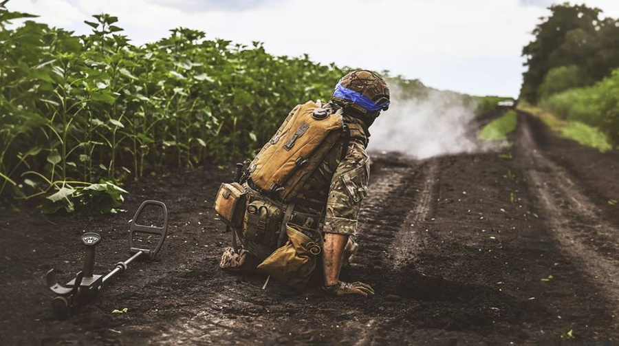 Украинский военный проводит работы по разминированию. Обложка © Getty Images / Anadolu Agency