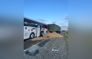 На Ставрополье водитель автобуса уснул и врезался в КамАЗ, 8 человек пострадали