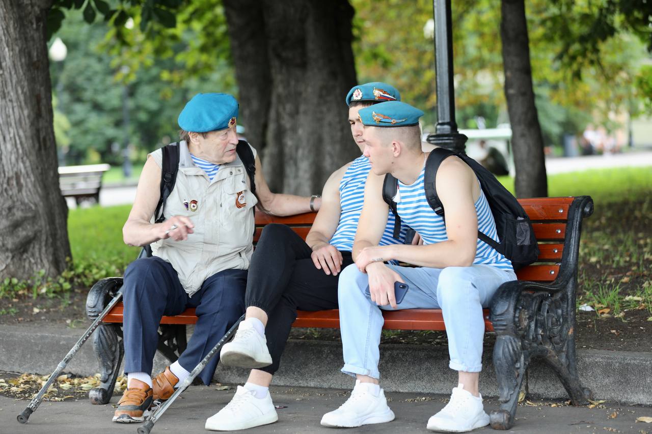 На День Воздушно-десантных войск в парке Горького собралось несколько поколений. Фото © LIFE / Алексей Литвинов