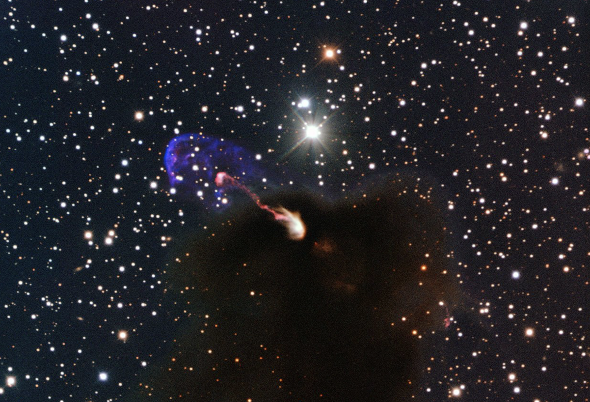 Объект HH 46/47 и облако межзвёздного вещества (глобула) на снимке обсерватории La Silla. Фото © eso.org