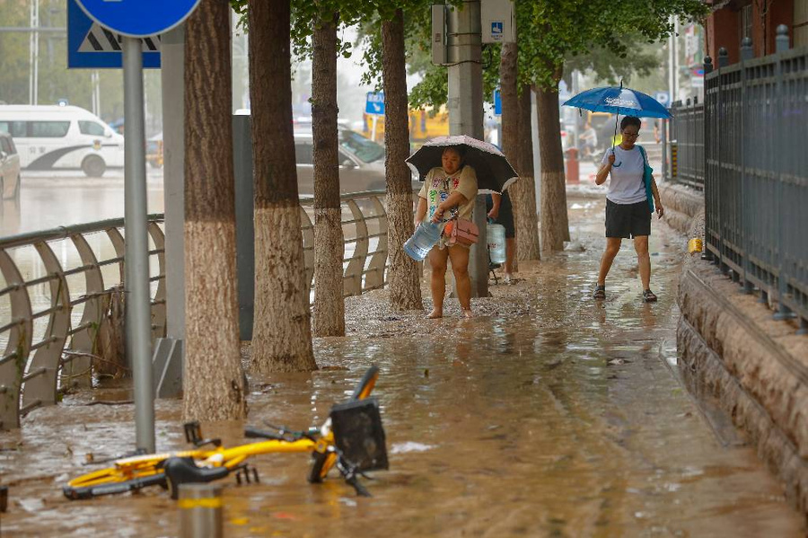 Улицы Пекина, залитые водой после сильнейших ливней. Обложка © ТАСС / EPA / MARK R. CRISTINO