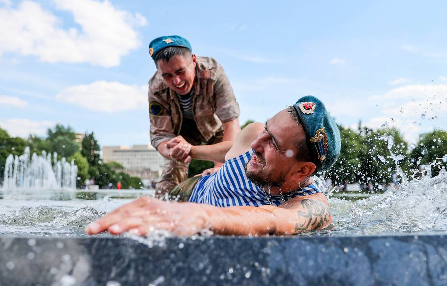Десантники купаются в фонтане, даже не представляя, какими болезнями можно заразиться в этой воде, — а могли прочитать заметку Лайфа и быть здоровыми. Обложка © ТАСС / Сергей Бобылев