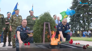 Ветераны ВДВ прошли маршем по Петербургу и возложили цветы к Вечному огню