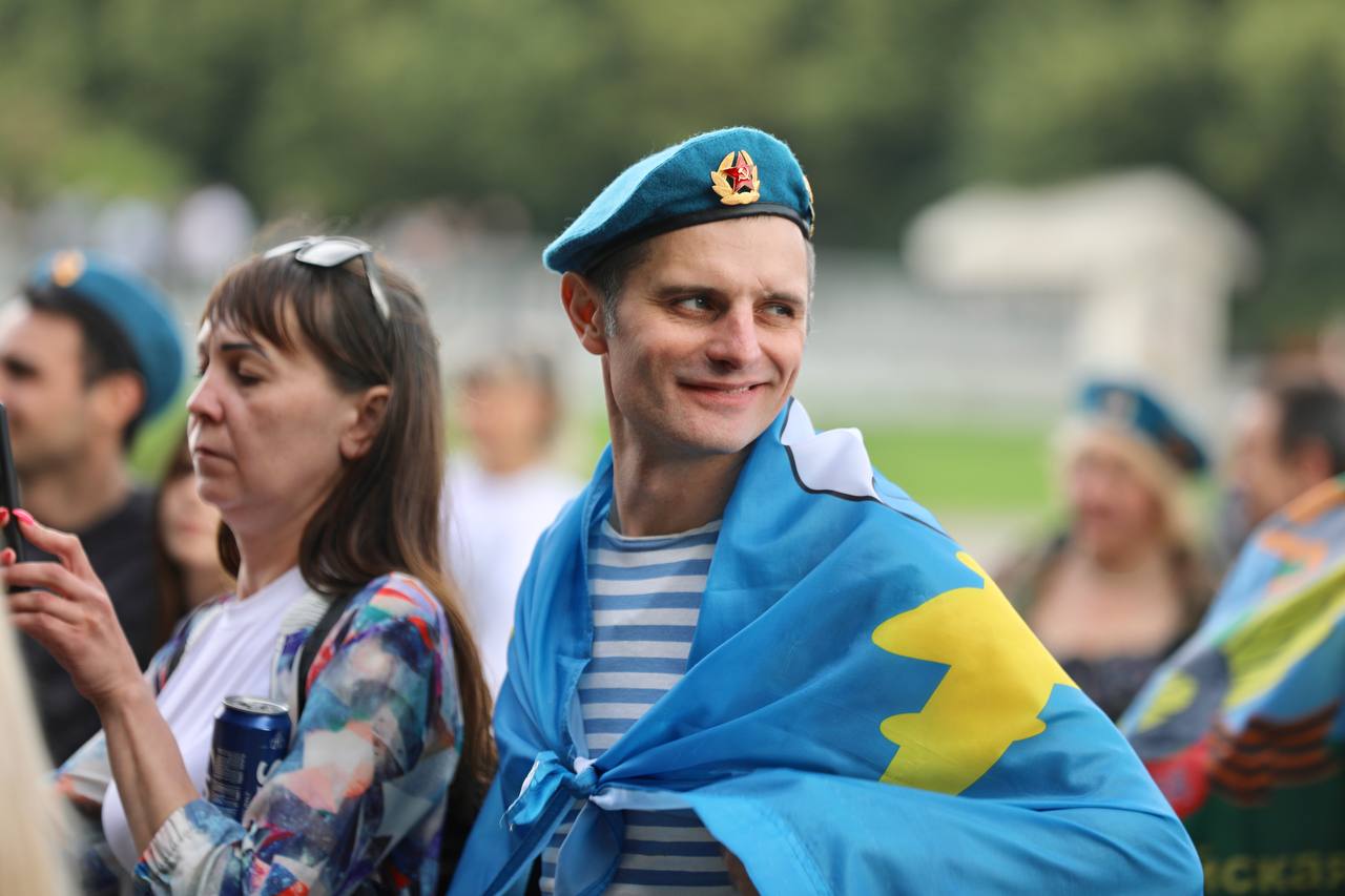 Конечно же, десантники не забыли и про флаги ВДВ. Фото © LIFE / Алексей Литвинов