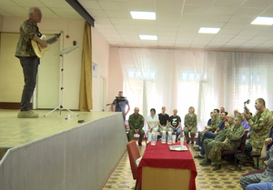 "Снимаю шляпу": Маршал спел для десантников в госпитале ВДВ в Луганске