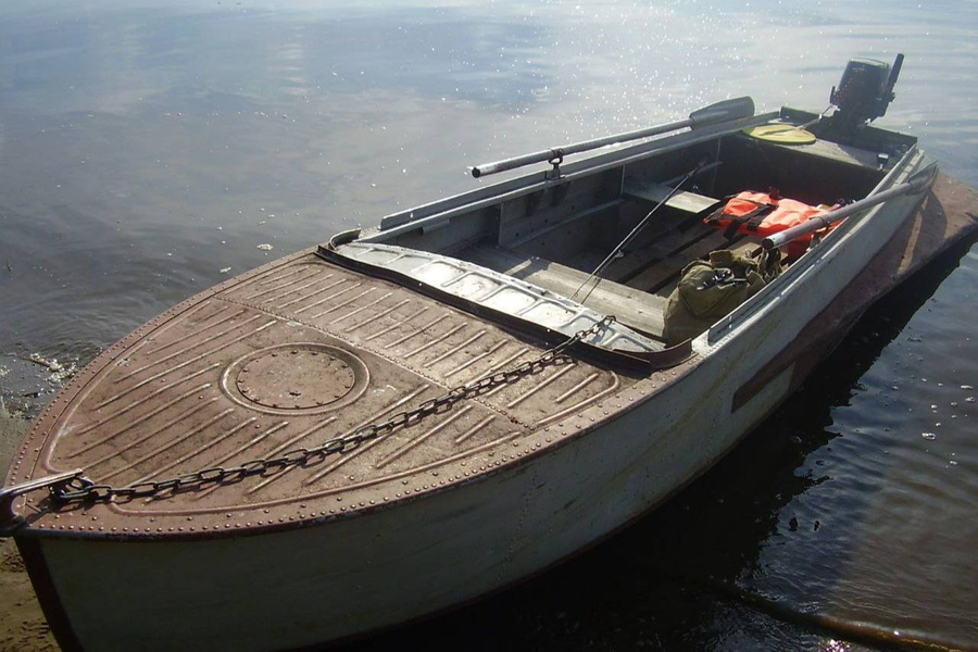 Лодка, перевернувшаяся на реке Большой Енисей. Обложка © t.me / МЧС #Тыва —сообщество безопасности