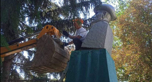 На Украине снесли памятник Мичурину