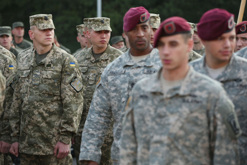 Украинские солдаты (слева) и военнослужащие Армии США. Фото © Getty Images / Sean Gallup