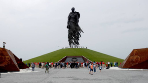 В День флага России на Ржевском мемориале развернут огромный триколор