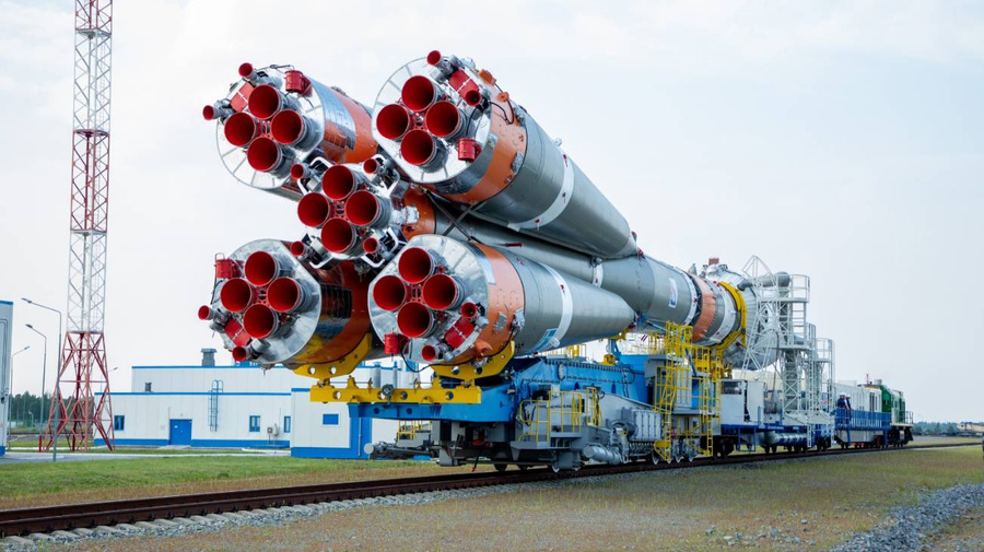 Вывоз ракеты "Союз-2.1б" с "Луной-25". Обложка © VK / "Роскосмос" / Космический центр "Восточный"