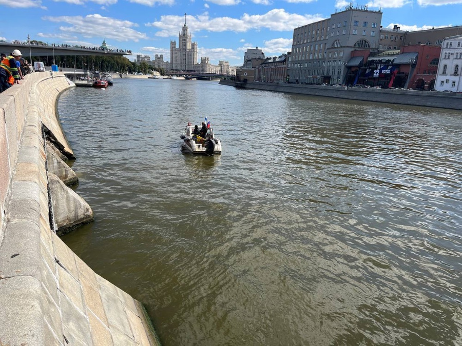 На месте обнаружения тел на Москве-реке работают специалисты. Обложка © LIFE