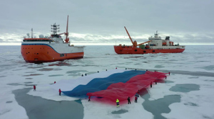 В Арктике развернули гигантский триколор в честь Дня флага России
