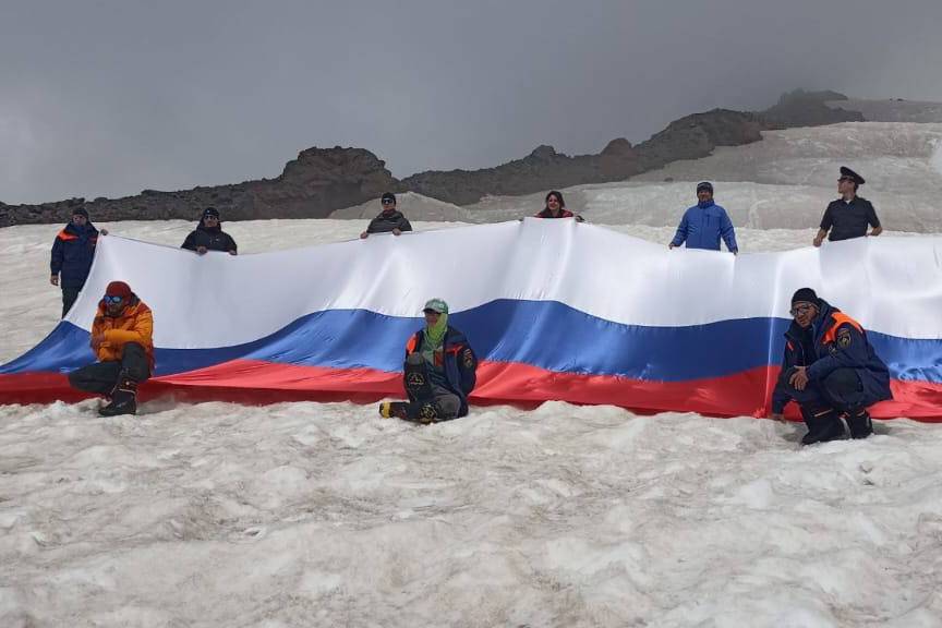 Флаг России на горе Эльбрус. Фото © Telegram / Администрация Эльбрусского района