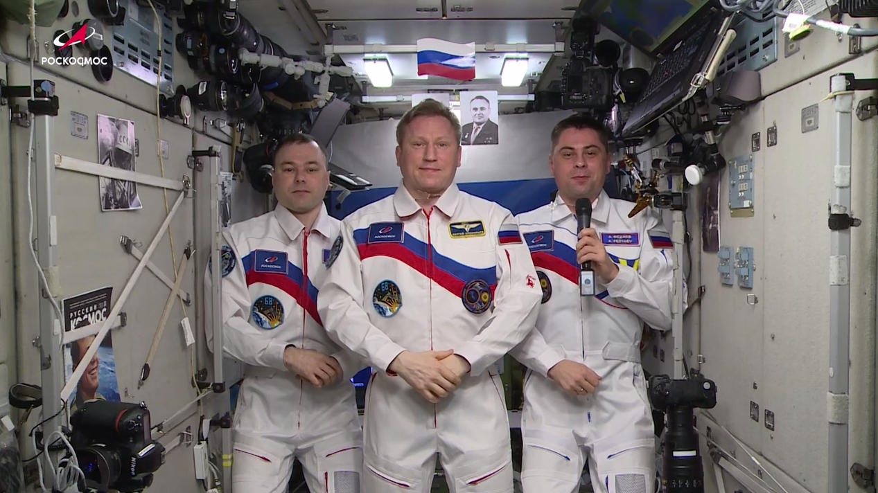 Космонавты с борта МКС поздравили россиян с Днём флага