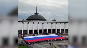В Москве у Музея Победы развернули триколор площадью 1000 квадратных метров