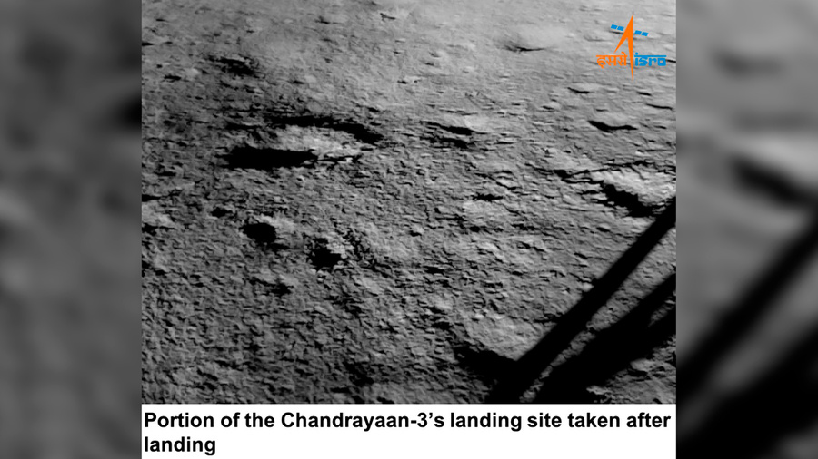 Первое фото Луны с индийского модуля "Викрам". Фото © X (Twitter) / ISRO