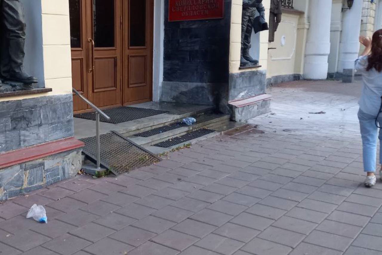Последствия попытки поджога здания военкомата в Екатеринбурге. Фото © VK / Жесть Екатеринбург