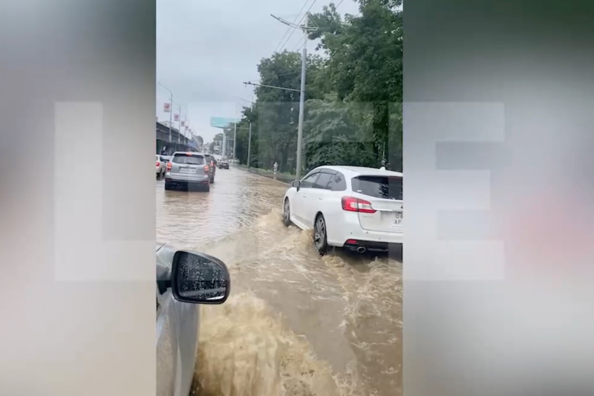 Машины уходят под воду после обрушившегося ливня в Приморье