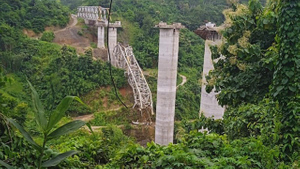 В Индии не менее 17 человек погибли при обрушении строящегося моста