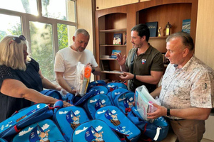 Волонтёры при содействии ЕР передали портфели для школ прифронтовой зоны