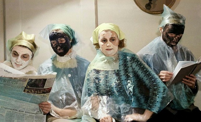 В СССР советские женщины использовали картошку в качестве маски для проблемной кожи. Фото © ТАСС / Лев Портер