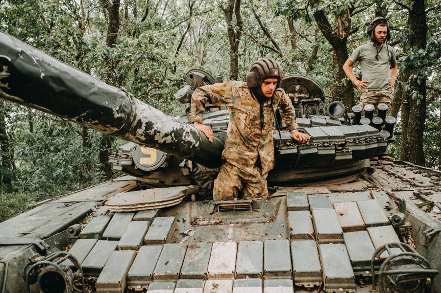 Ранее военные эксперты комментировали западным журналистам, что одной из причин неудач ВСУ стали кусты и большое количество зелени, которые мешают продвижению. Фото © Getty Images / Anadolu Agency