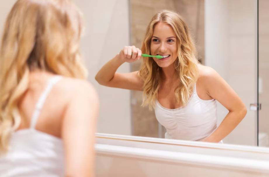 Стоматолог объяснила, сколько минут нужно чистить зубы