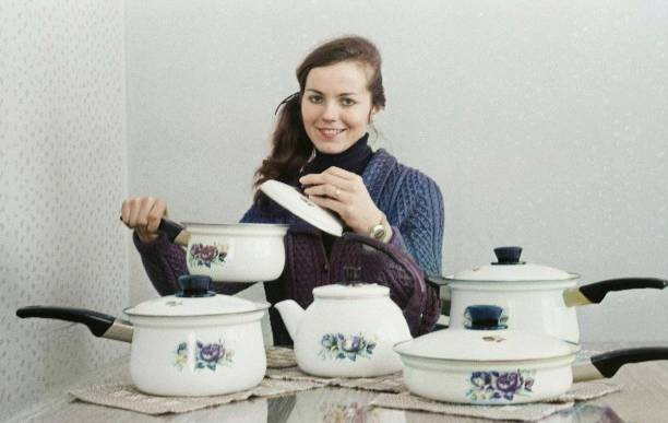 Комплект новой кухонной посуды (в который входят сковороды, чайник, кастрюли). Фото © Фотохроника ТАСС / Юряле Кястутис