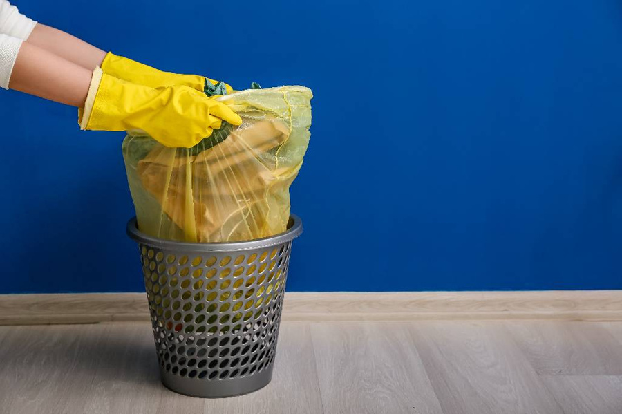 Если у вас постоянно рвётся мусорный мешок, когда вы его достаёте из ведра, то этот лайфхак для вас. Фото © Shutterstock