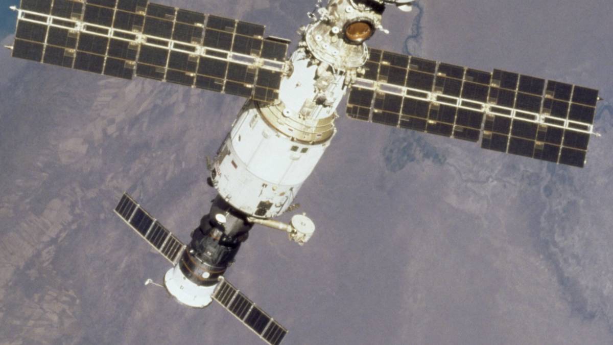 Российский модуль Звезда увёл МКС от столкновения с космическим мусором