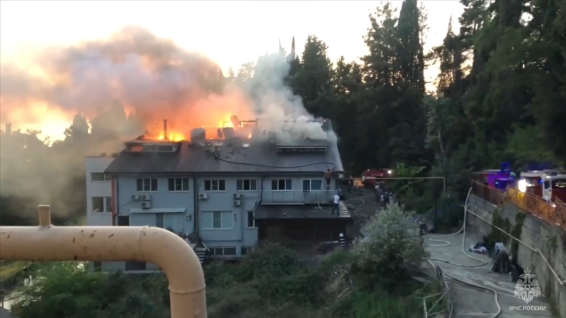 В Сочи ликвидировали пожар в четырёхэтажном доме на площади 550 кв. метров