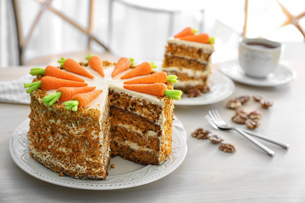 Морковный торт — лепёшка или печенюшка с морковью, мёдом, сухофруктами и орехами. Фото © Shutterstock