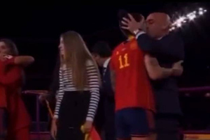 FIFA расследует инцидент с поцелуем Рубиалеса и футболистки из Испании Эрмосо