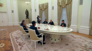 Путин на встрече в Кремле поздравил экипаж танка "Алёша" с получением госнаград