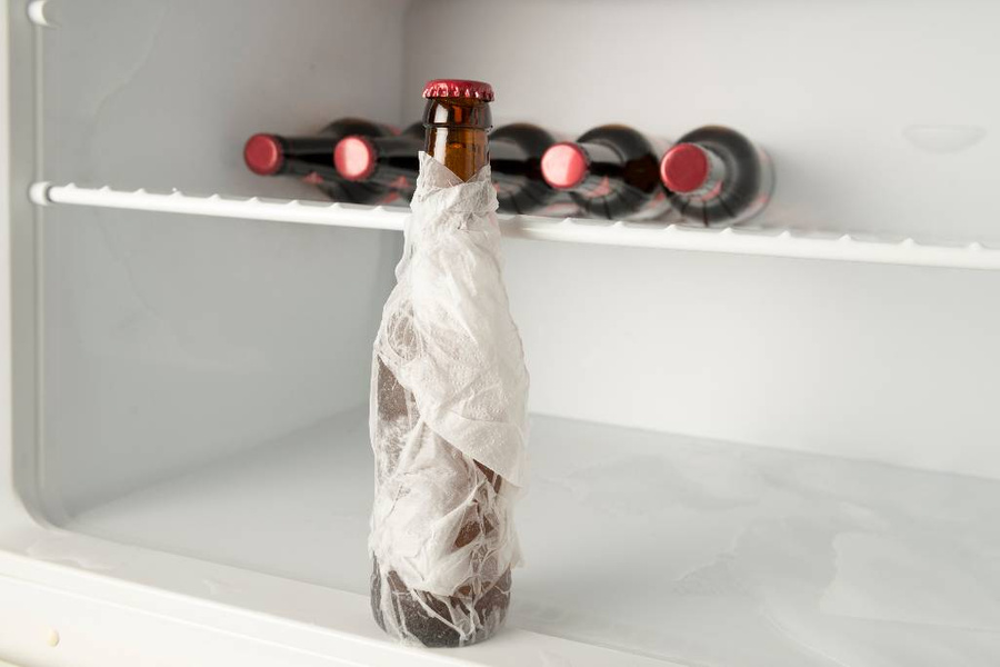 Вы вот не знали, а охладить напиток можно чрезвычайно быстро. Просто оберните бутылку в бумажное полотенце и уберите в морозилку. Фото © Shutterstock