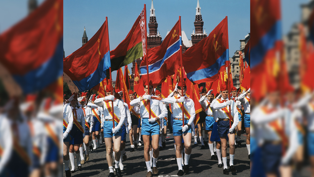 Празднование дня рождения ВПО: пионеры Москвы у Мавзолея Ленина. Фото © ТАСС / Мусаэльян Владимир