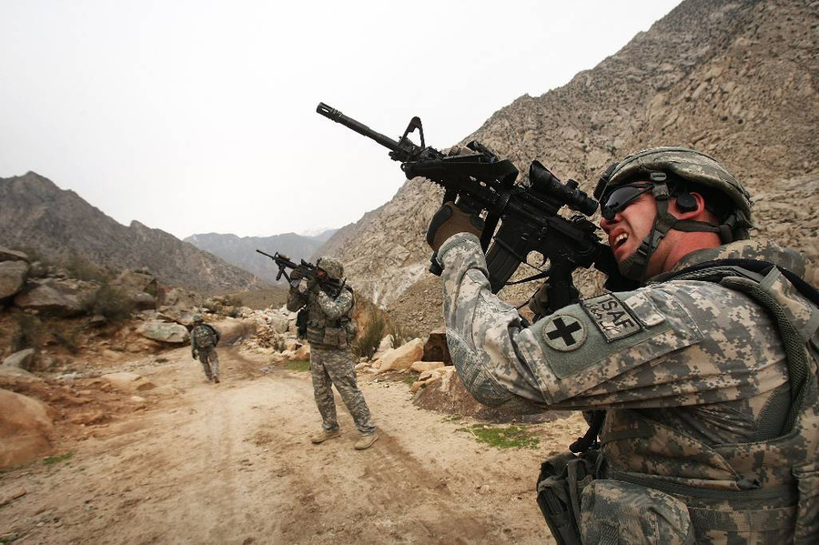 Американцы долго пытались разгромить талибов сами, а также чужими руками — с помощью подготовленных и вооружённых ими местных сил безопасности. Фото © Getty Images / Spencer Platt