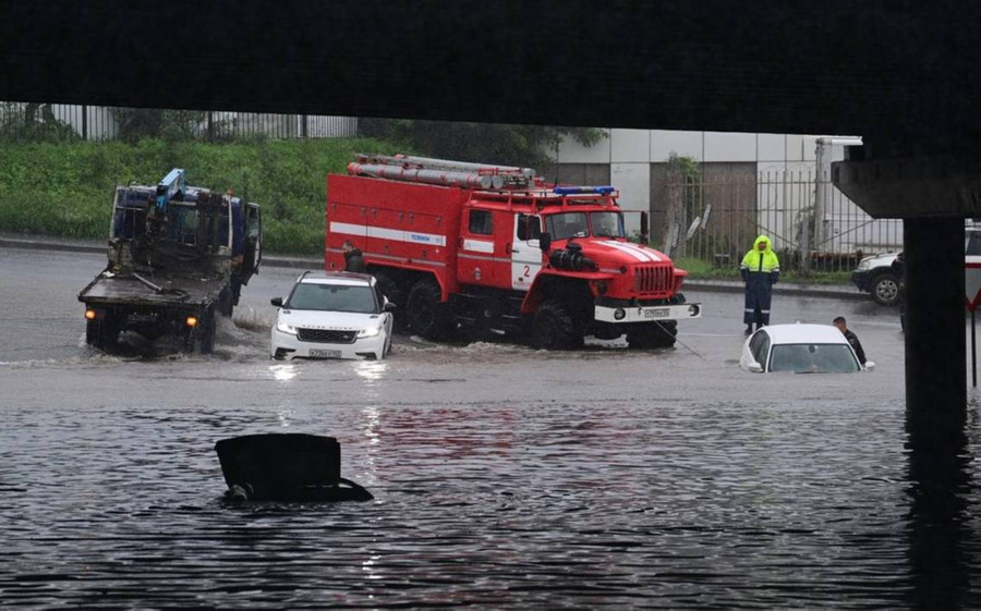 Владивосток затопило из-за ливней. Обложка © t.me / NEWS.VL / Владивосток и Приморье