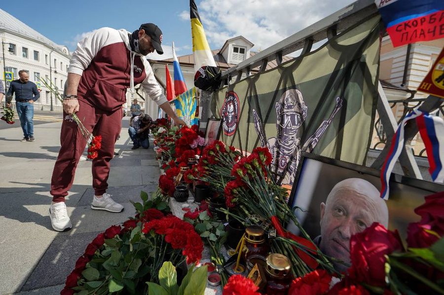 Журналисты рассуждают о том, находился ли на борту лидер военной компании Пригожин, или там был его двойник. Фото © Getty Images / Anadolu Agency