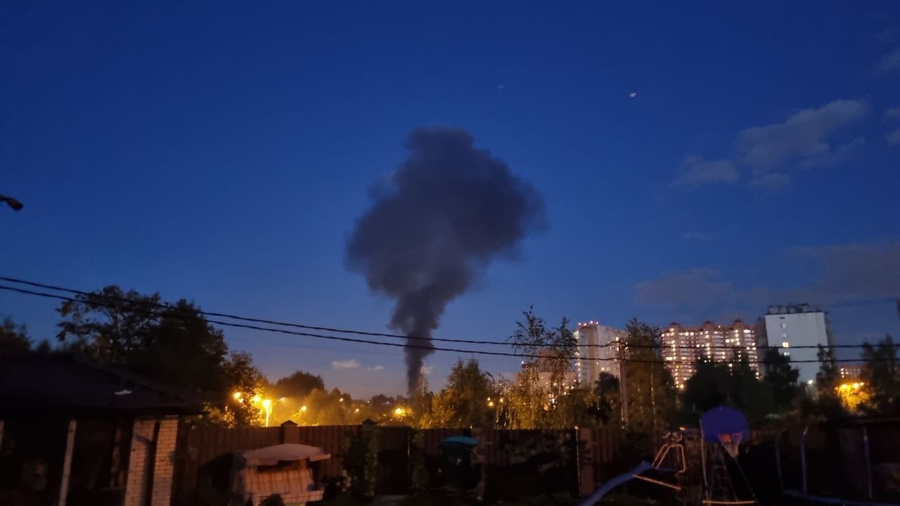 Строительный рынок в Нахабине полыхает на площади 750 квадратов. Фото © VK / Подслушано в Красногорске