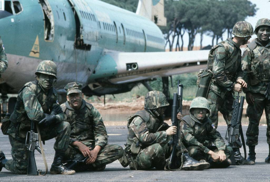 Морские пехотинцы США в рамках неудавшейся миротворческой интервенции Многонациональных сил во время гражданской войны в Ливане. Бейрут, 1982 год. Фото © Getty Images / Francoise De Muider