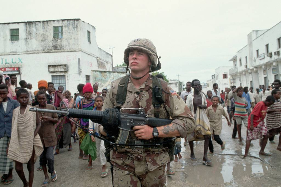 Операция вылилась в кровавое сражение на улицах Могадишо, в ходе которого погибли сотни сомалийцев, причём далеко не все из них были боевиками Айдида, и два десятка американских спецназовцев. Фото © Getty Images / Peter Turnley