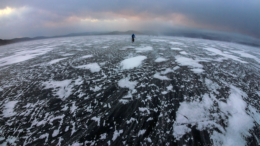 <p>Τώρα είναι η μεσοπαγετώδης περίοδος, και όμως η παρουσία (ακόμη) των στρωμάτων πάγου της Αρκτικής και της Ανταρκτικής, και, στην πραγματικότητα, οι τεράστιες εκτάσεις του μόνιμου παγετού, δείχνουν ότι μια μέτρια ψυχρή περίοδος συνεχίζεται ακόμη. Εξώφυλλο © Shutterstock</p>