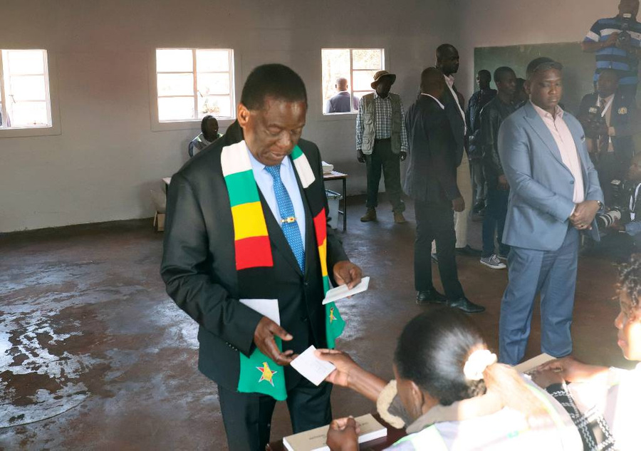 Президент Зимбабве Эммерсон Мнангагва во время голосования на избирательном участке. Обложка © AP / TASS