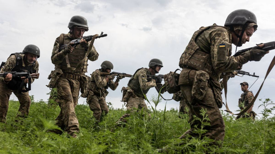 Украинские войска идут в безуспешные лобовые атаки. Обложка © Getty Images / Diego Herrera Carcedo / Anadolu Agency 