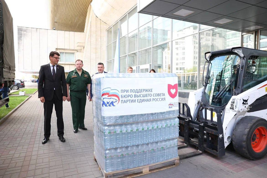 "Единая Россия" передала 40 тонн гуманитарной помощи в новые регионы и зону СВО. Обложка © t.me / dbkravchenko