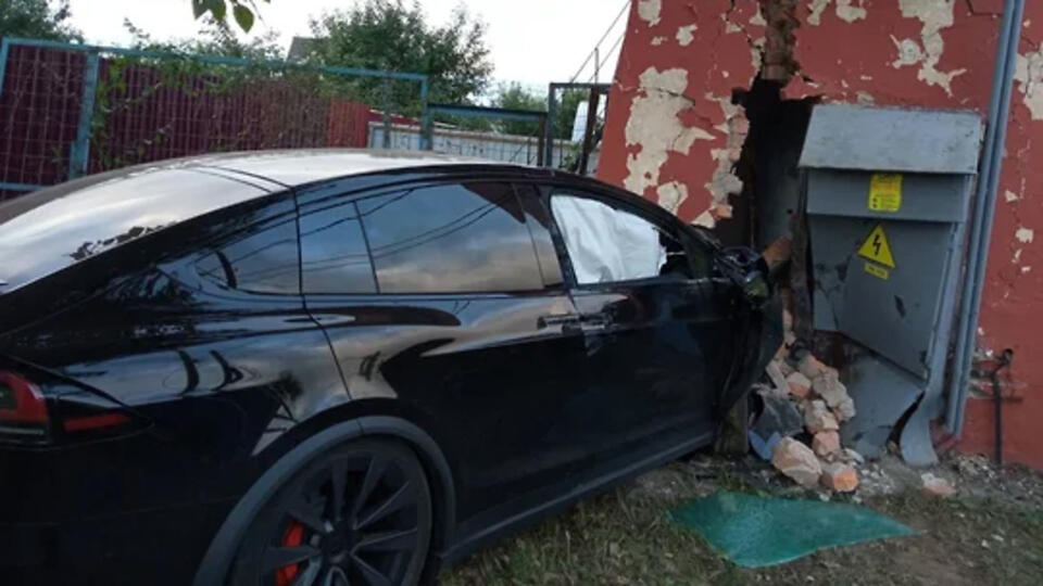 Пьяный житель Ижевска врезался в здание на Tesla